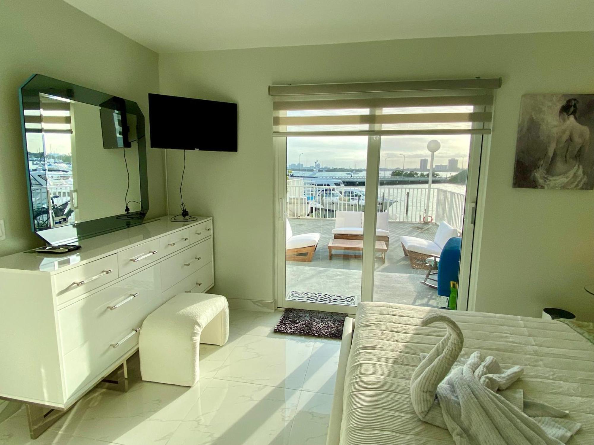 Luxurious Remodeled Direct Waterfront Apartment With Miami Skyline View And Outdoor Terrace Free Parking 5Min Drive To Miami Beach Exterior foto