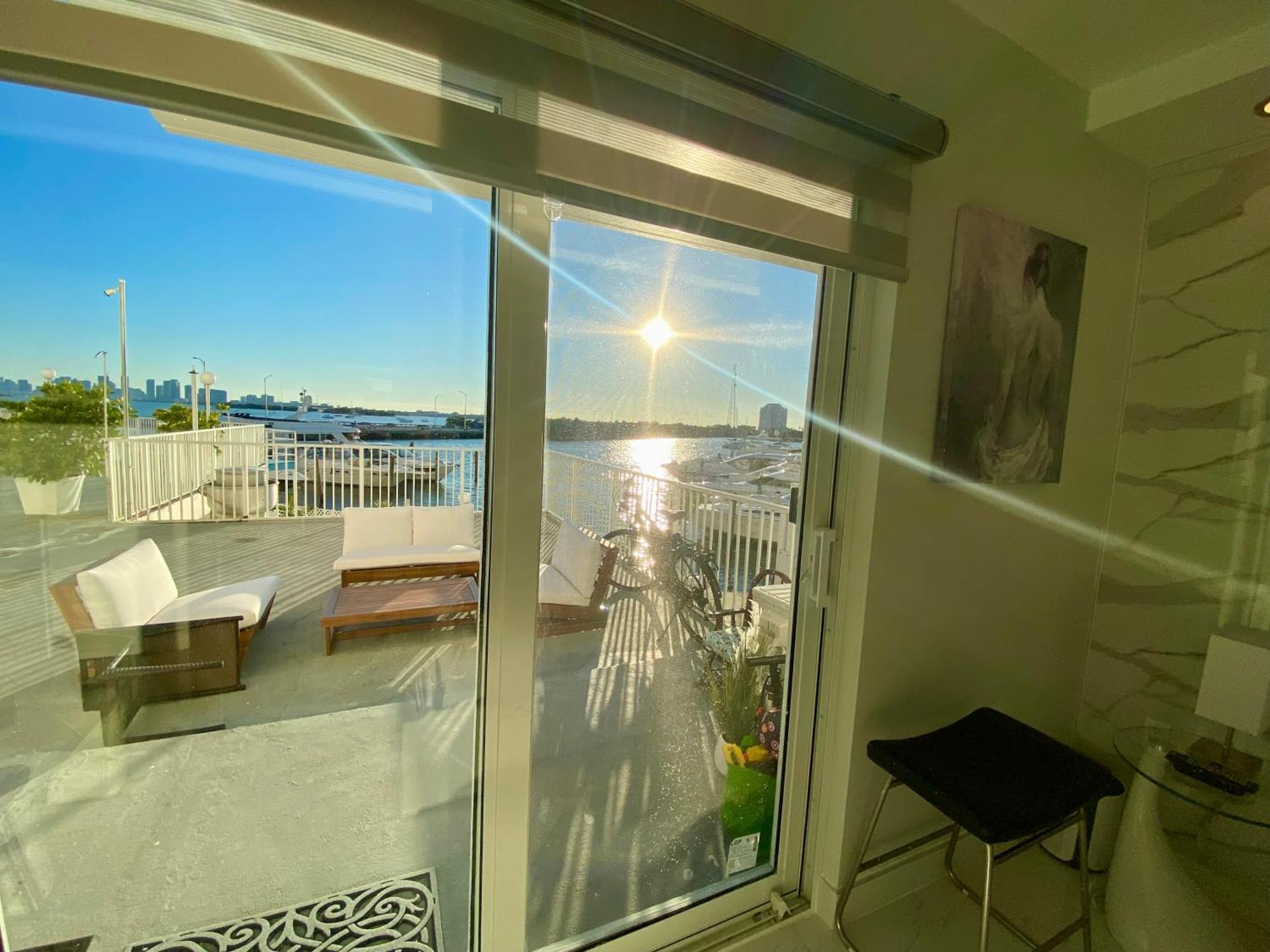 Luxurious Remodeled Direct Waterfront Apartment With Miami Skyline View And Outdoor Terrace Free Parking 5Min Drive To Miami Beach Exterior foto